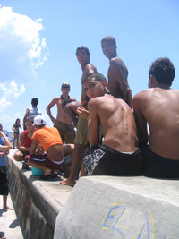 Faute de partir, les jeunes se baignent depuis le Malecon, à La Havane. &#13;&#10;&#13;&#10;&#9;&#9;