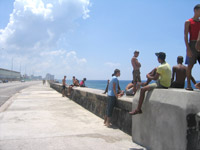 Le Malecon, lieu incontournable pour les Havanais qui viennent y pêcher, se baigner, conter fleurette... &#13;&#10;&#13;&#10;&#9;&#9;