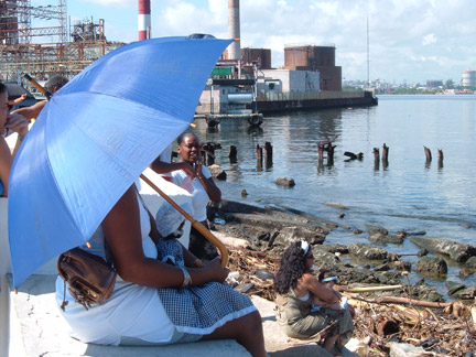 Pendant une procession dédiée à la Vierge de la Regla, une initiée emmène une poupée représentant son orisha à la mer. &#13;&#10;&#13;&#10;&#9;&#9;(Photo : Natalia De Rio)