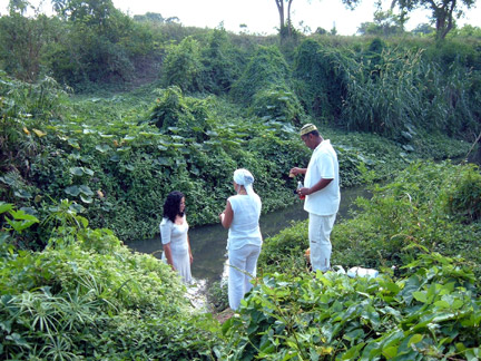 Cérémonie purificatrice sur les bords du fleuve traversant La Havane. &#13;&#10;&#13;&#10;&#9;&#9;(Photo : Natalia del Rio)