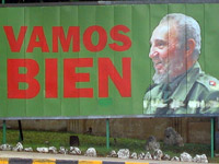 Des affiches placardées dans la capitale cubaine proclament « <em>Nous allons bien</em> ».
(Photo : C. Monnet / RFI)