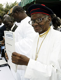 Le chef emblématique du séparatisme en Casamance, Augustin Diamacoune Senghor, lors de la signature du traité de paix avec le gouvernement sénégalais en décembre 2004. 

		(Photo : AFP)
