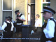 Des policiers, devant le domicile de personnes arrêtées, au 386, Forest Road, à Walhamstow (nord de Londres). 

		(Photo: AFP)