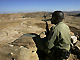 Un militaire éthiopien posté à la frontière avec l'Erythrée où se sont réfufiés les déserteurs. Le bras de fer continue. 

		(Photo: AFP)