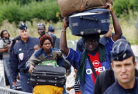 Les squatters en situation régulière doivent être relogés. Les sans-papiers devront repartir dans leur pays d'origine. 

		(Photo : AFP)