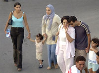 Dans une rue de Tunis. Aujourd'hui, les Tunisiennes constituent près du quart de la population active du pays. 

		(Photo: AFP)