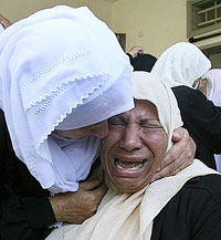 La mère de Taruq Halas pleure le décès de son fils, un militant du Hamas. 

		(Photo : AFP)