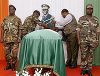 Préparatifs lors des funérailles nationales du général Robert Gueï. 

		(Photo : AFP)