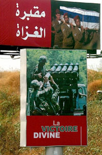 Posters de propagande du Hezbollah. Sur la partie haute est écrit en arabe : « Cimetière des envahisseurs ». En dessous, des soldats du Hezbollah en action. 

		(Photo : AFP)
