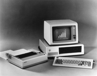Le 12 août 1981, l'«IBM PC» est mis sur le marché. Vendu 1 565 dollars, il est équipé d’un processeur Intel 8088 comprenant 29 000 transistors fonctionnant à 4,7 mégahertz, avec 16 Ko de mémoire vive.  

		(Photo : AFP)