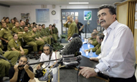 Le ministre israélien de la Défense, le travailliste Amir Peretz, ancien syndicaliste et militant pacifiste, peut difficilement être soupçonné d’être un faucon. 

		(Photo : AFP)