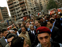 Lors de sa visite de la banlieue sud de Beyrouth, Kofi Annan a été interpellé par des manifestants proches du Hezbollah qui lui ont reproché la partialité de l'ONU. 

		(Photo : AFP)