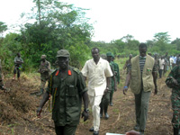 Le chef de l'Armée de résistance du seigneur (LRA) Joseph Kony (au centre, en blanc), accepte les pourparlers de paix de Juba au Sud-Soudan, mais il craint de s'y rendre en personne.   

		(Photo : Gabriel Kahn/RFI)
