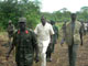 Le chef de l'Armée de résistance du seigneur (LRA) Joseph Kony (au centre, en blanc), accepte les pourparlers de paix de Juba au Sud-Soudan, mais il craint de s'y rendre en personne. 

		(Photo : Gabriel Kahn/RFI)
