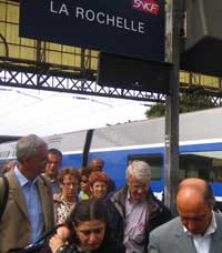 Laurent Fabius à sa descente du train. &#13;&#10;&#13;&#10;&#9;&#9;(Photo: Florent Guignard/RFI)