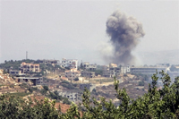 Des avions et des hélicoptères de combat pilonnaient les hauteurs dominant Aïta al-Chaab. 

		(Photo : AFP)