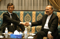 Les ministres français et iranien des Affaires étrangères, Philippe Douste-Blazy et Manouchehr Mottaki, à la recherche d'une plate-forme commune pour la cessation des hostilités. 

		(Photo : AFP)