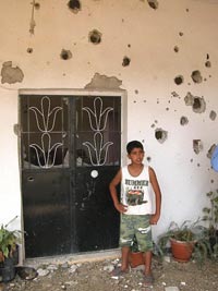 Le 20 août : sud Liban, un village à quelques kilomètres de la frontière israélienne. Les façades des maisons témoignent de l'âpreté des combats entre l'armée israélienne et le Hezbollah. &#13;&#10;&#13;&#10;&#9;&#9;(Photo : Bertrand Haeckler/RFI)