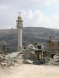 Le 20 août : Le village de Bentjbeil, proche de la frontière israélienne. Le minaret de la mosquée a été miraculeusement préservé des bombardements. &#13;&#10;&#13;&#10;&#9;&#9;(Photo : Bertrand Haeckler/RFI)