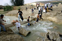 Des membres de Médecins sans frontières transportant de l'aide humanitaire après la destruction d'un pont dans le sud du Liban. 

		(Photo : AFP)
