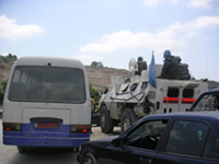 Sur les routes du Sud, même les véhicules de la Finul sont bloqués sur les routes de l'exode par la fuite de milliers de personnes. &#13;&#10;&#13;&#10;&#9;&#9;(Photo : R. Reynes / RFI)