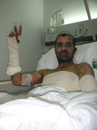A l'hopital Rafic Hariri, cet homme, blessé dans les bombardements à Houla dans le Sud, fait un signe de victoire en disant «<em>la résistance vaincra</em>». &#13;&#10;&#13;&#10;&#9;&#9;(Photo : R. Reynes / RFI)