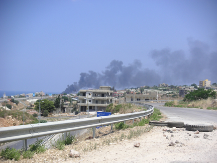 La centrale thermique de Jeniyeh a été bombardée aux premières heures des frappes israéliennes. Ses réservoirs de carburants brûlent encore, bien qu'une grande partie de leur contenu se soit écoulée vers la mer, provoquant une marée noire. &#13;&#10;&#13;&#10;&#9;&#9;(Photo : R. Reynes / RFI)