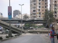 A la sortie Sud de Beyrouth, ce pont a été l'une des première cibles des frappes israéliennes. &#13;&#10;&#13;&#10;&#9;&#9;(Photo : R. Reynes / RFI)