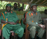 Joseph Kony (à droite), le chef de la LRA 

		(Photo : Gabriel Kahn/RFI)
