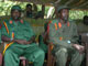Joseph Kony (à droite), le chef de la LRA(Photo : Gabriel Kahn/RFI)