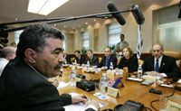 Amir Peretz n'avait guère le choix : environ 67% des Israéliens exigeaient la mise en place d'une commission d'enquête. 

		(Photo : AFP)