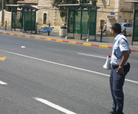 Un policier surveille le sac suspect. &#13;&#10;&#13;&#10;&#9;&#9;(Photo: Karim Lebhour/RFI)