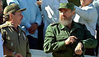 Raul (à g.) et Fidel Castro, lors d’une manifestation sur la place de la Révolution, en 1996. 

		(Photo: José Goitia)