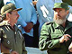 Raul (à g.) et Fidel Castro, lors d’une manifestation sur la place de la Révolution, en 1996. 

		(Photo: José Goitia)