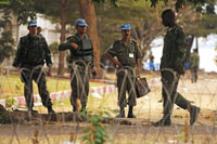 Après la signature de l'accord de cantonnement des troupes fidèles à Joseph Kabila et à Jean-Pierre Bemba, seules la police congolaise et les troupes sous mandat des Nations unies ont le droit de patrouiller dans Kinshasa. 

		(Photo : AFP)
