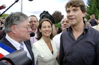 Ségolène Royal (au centre) et Arnaud Montebourg (à droite) à la Fête de la rose le 20 août 2006. 

		(Photo : AFP)