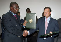 En août 2006, le ministre sénégalais de l'Intérieur Ousmane Ngom (g) et le ministre espagnol de la Sécurité Alberto Saiz Cortes (d) ont signé un accord pour lutter contre l'émigration clandestine.(Photo: AFP)