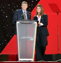 Bill Gates, ici en compagnie de son épouse Melinda, a appelé à «<em>donner aux femmes le pouvoir de bloquer le virus du sida</em>». 

		(Photo : AFP)
