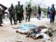 Des soldats sri-lankais devant les cadavres de rebelles tamouls tués dans des combats à Muttur le 5 août. 

		(Photo : AFP)
