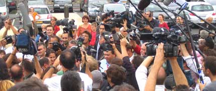 Ségolène Royal avance difficilement dans la foule des journalistes. &#13;&#10;&#13;&#10;&#9;&#9;(Photo: Florent Guignard/RFI)