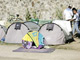 Juillet 2006 : des sans-abri campent sur les berges du Canal Saint-Martin, dans le dixième arrondissement de Paris, sous les tentes fournies par l’association Médecin du monde. 

		(Photo : AFP)