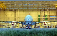 Un Airbus A380 dans son hangar de construction à Toulouse-Blagnac. Selon le journal <em>Les Echos</em>, le gros-porteur devrait connaître de nouveaux problèmes d'assemblage, entraînant des retards supplémentaires dans sa livraison. 

		(Photo : AFP)