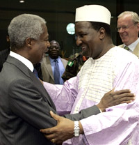 Le secrétaire général de l’ONU, Kofi Annan (à droite) et le président de l’Union africaine Omar Konare (à gauche) lors de la conférence des donateurs pour le Darfour. 

		(Photo : AFP)