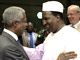 Le secrétaire général de l’ONU, Kofi Annan (à droite) et le président de l’Union africaine Omar Konare (à gauche) lors de la conférence des donateurs pour le Darfour. 

		(Photo : AFP)