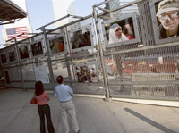 Cinq ans après les attentats du 11 septembre 2001 contre le World Trade center, le projet de Mémorial est encore inachevé. Depuis le mois dernier, des photographies sont exposées aux grilles du chantier à Ground Zero. 

		(Photo : AFP)