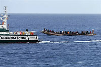 Pirogue d'immigrés arraisonnée par la Guardia Civil espagnole. Généralement, les clandestins pakistanais sont moins «voyants» que les clandestins africains. 

		(Photo: AFP)