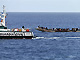 Un navire de la Guardia Civil espagnole arraisonne une pirogue d'immigrés voguant vers les Canaries. 

		(Photo: AFP)