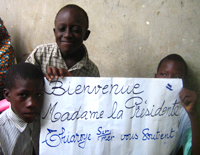 Des enfants de Thiaroye souhaitent la bienvenue à «<em>Madame la présidente</em>». &#13;&#10;&#13;&#10;&#9;&#9;(Photo : Florent Guignard/RFI)