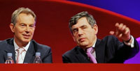 Le Premier ministre britannique Tony Blair (G) et son éventuel successeur à la tête du Parti travailliste, l'actuel ministre des Finances, Gordon Brown, lors du Congrès de Manchester le 26 septembre. 

		(Photo : AFP)