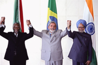 <p>Les présidents sud-africain Thabo Mbeki (à gauche) et brésilien Luiz Inacio Lula da Silva (au centre) ainsi que le Premier ministre indien Manmohan Singh à droite ont concrétisé l'alliance de leurs trois pays lors du sommet de Brasilia.</p> 

		(Photo : AFP)